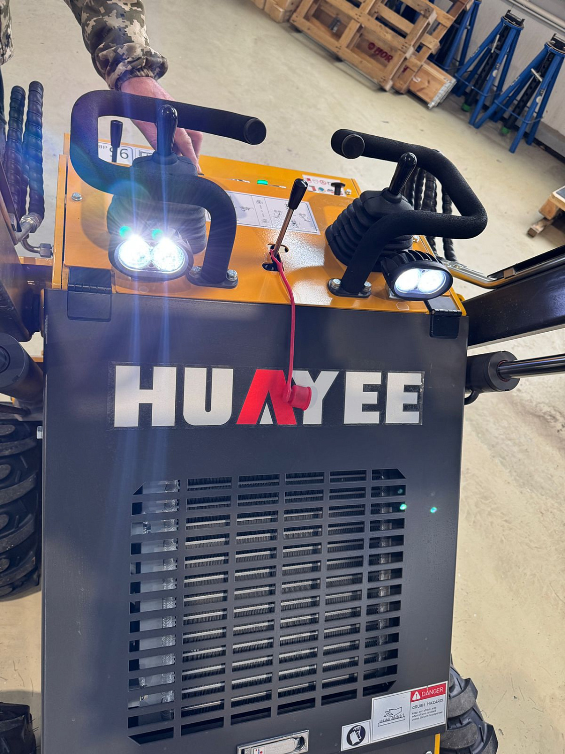 Мини-погрузчик с бортовым поворотом HY480W
